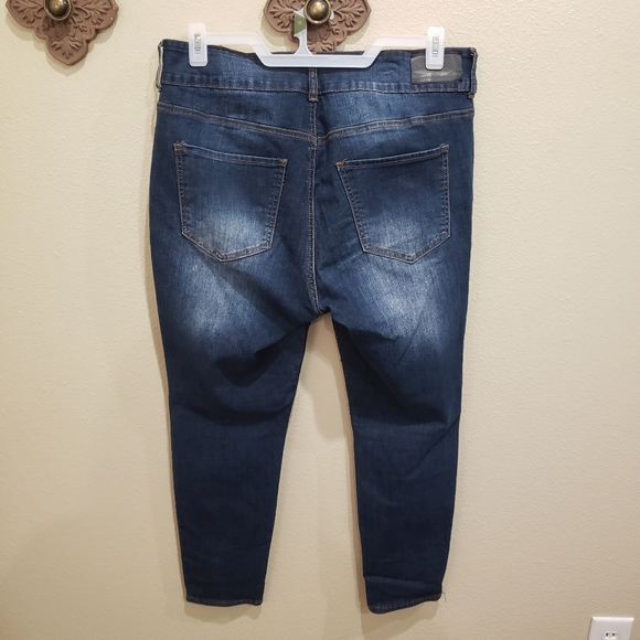Distressed skinny jeans - Picture 2 of 3